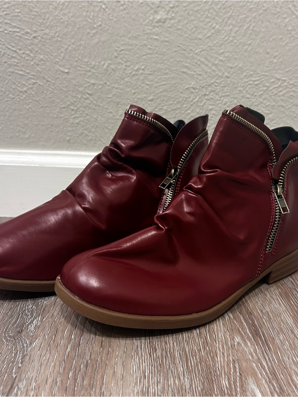 Women’s new Ortho Eva brand Burgundy faux Leather Ankle Boots size 9.5